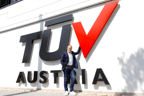 Francesco Bestagno, most recently a member of the Executive Board, Partner and Creative Director of the Vienna-based agency Demner, Merlicek & Bergmann, created the TÜV AUSTRIA logo with the red checkmark 25 years ago. Visiting the Technology & Innovation Center of Austria's only TÜV, Bestagno took a look at test halls and laboratories for automotive and e-mobility, materials technology, environmental technology and digital testing services, all of which have carried the red checkmark since 1996. (C) TÜV AUSTRIA, Andreas Amsüss