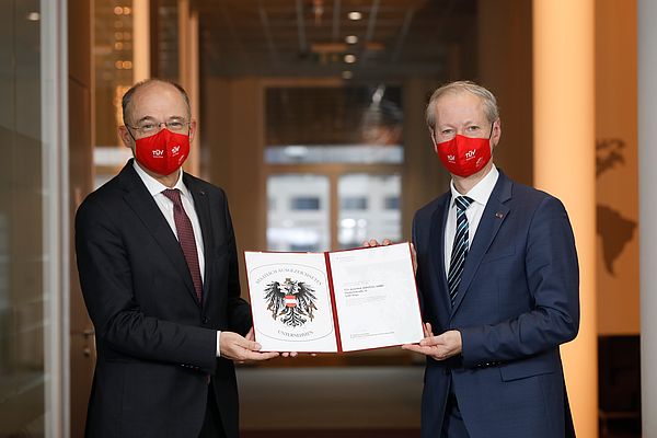 Mag. Christoph Wenninger, CFO TÜV AUSTRIA Group and Dr. Stefan Haas, CEO TÜV AUSTRIA Group are delighted over the Coat of Arms company subsidiary TÜV AUSTRIA SERVICES GMBH was awarded by the Republic of Austria (C) TÜV AUSTRIA, Andreas Amsüss