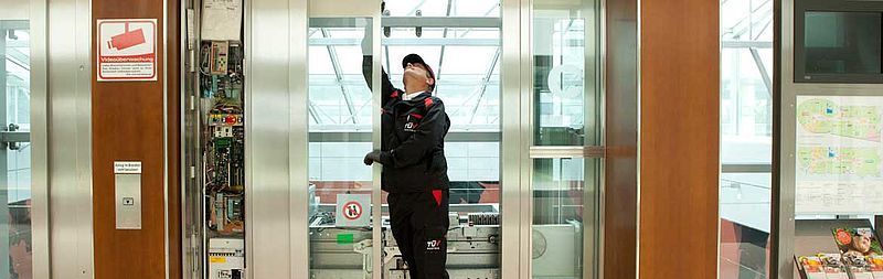 Simply safe with TÜV AUSTRIA: the annual independent lift inspection ensures safety and must continue. 