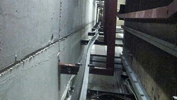 TÜV AUSTRIA records defects in elevators: Rail track of the counterweight looking from top to bottom in the lift shaft