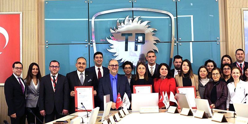 [Translate to English:] Turkyie Petrolleri / Turkish Petroleum Corporation von TÜV AUSTRIA Turk zertifiziert: EN ISO 9001: 2015, TS EN ISO 14001: 2015 und TS EN ISO 45001: 2018 (C) TÜV AUSTRIA Group 