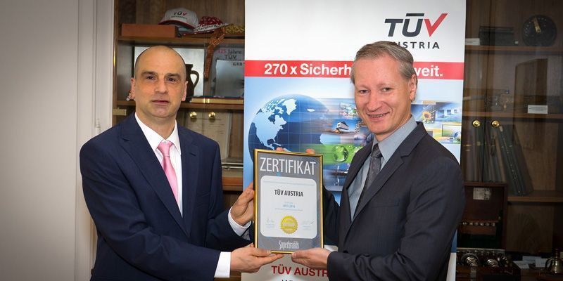 Dr. Jürgen Molner, Country Brand Manager Superbrands Austria, presents the Superbrands Austria 2015-2016 certificate to TÜV AUSTRIA CEO Dr. Stefan Haas, Photo: Rainer Hackstock.