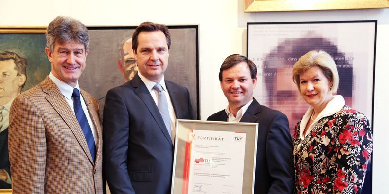 On 6 February 2017, TU Graz was awarded the certificate with top marks by TÜV AUSTRIA in the Rector’s Office. PHOTO: Reinhard Ungerböck, Grazer Energieagentur, Siegfried Pabst, Energy Officer of TU Graz, Harald Kainz, Rector of TU Graz.