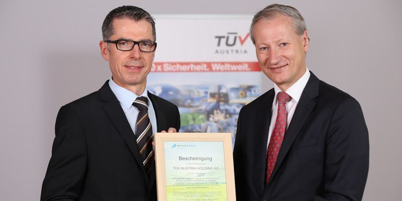 01.01.2017 tarihinden itibaren Avusturya’daki tüm TÜV AUSTRIA Grubu işyerlerine NATURKRAFT tarafından yıllık toplam 1.600.000 kWh miktarında yeşil elektrik sağlanacak  (soldan sağa): NATURKRAFT Genel Müdürü Yük. Müh. Leopold Wanzenböck, 