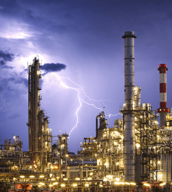 Blitze über einer Öl- und Gasraffinerie (C) Shutterstock, TTstudio