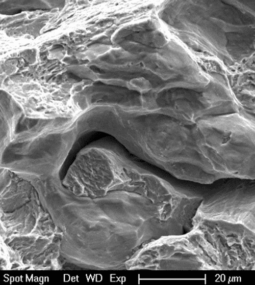 TÜV AUSTRIA TVFA: The image shows damage and root cause analysis of rails, left: fatigue crack in rail root, middle: SEM image of crack surface, right: fatigue crack in rail head.