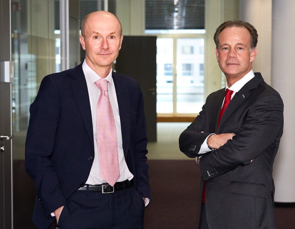 Alexander Zeppelzauer (l), Prokurist TÜV TRUST IT TÜV AUSTRIA GMBH, Andreas Köberl, Geschäftsführer TÜV TRUST IT in Österreich: Mit der zunehmenden Konnektivität von Produktionsanlagen ergeben sich neue Gefahren, die in die Risikomanagementprozesse von Anlagenbetreibern, Maschinen- oder Steuerungsherstellern einbezogen werden müssen. TÜV AUSTRIA unterstützt mit einem umfassenden Lösungsportfolio und Zertifizierungsaudits nach IEC 62443-Standard. | www.tuvaustria.com/iec62443 (C) TÜV AUSTRIA, Heinz Tesarek
