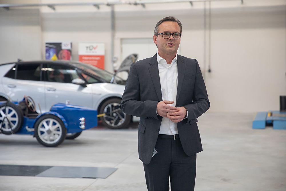 Dipl.-HTL-Ing Christian Kubik zeigt die neuen Möglichkeiten des Automotive-Kompetenz-Hubs auf