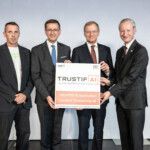 v.l.: Dipl.-Umweltwiss. Mag. Markus Manz (CEO Software Competence Center Hagenberg (SCCH)), Wirtschafts- und Forschungs-Landesrat Markus Achleitner, Landeshauptmann Mag. Thomas Stelzer und DI Dr. Stefan Haas (CEO TÜV AUSTRIA) (c) Land OÖ/Peter Mayr