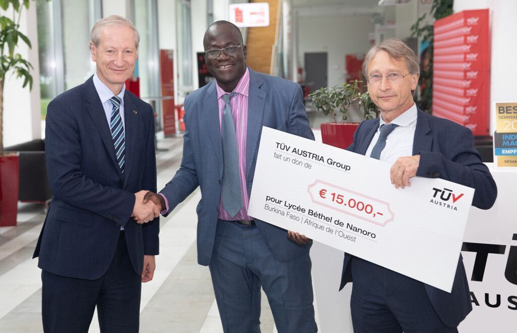 TÜV AUSTRIA CEO Stefan Haas (l) und CFO Christoph Wenninger dem Projektkoordinator Jacques Konkobo und Architekten Peter Klein (Mitte, Rechts) einen weiteren Spendenscheck in Höhe von € 15.000,–. (C) TÜV AUSTRIA, Mario Koller