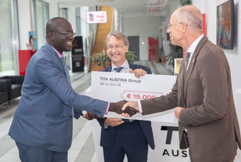Seit 2019 hat TÜV AUSTRIA das Projekt Nanoro mit mehr als €50.000,- unterstützt (v.l.n.r. Jacques Konkobo, Architekt Peter Klein, TÜV AUSTRIA CFO Christoph Wenninger). (C) TÜV AUSTRIA, Mario Koller.