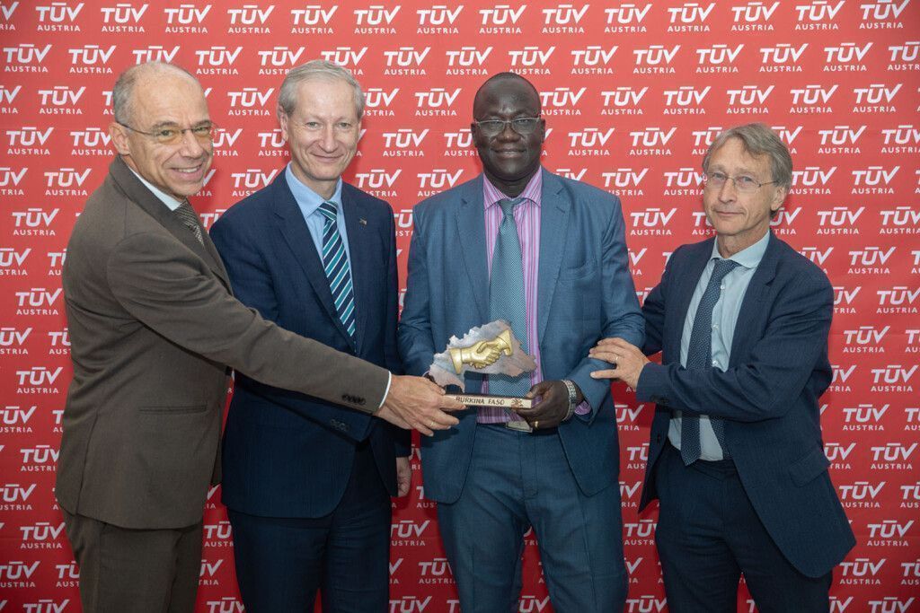 Jacques Konkobo, himself a graduate of HTL Mödling, thanked CEO Stefan Haas and CFO Christoph Wenninger with a handmade sculpture of his home country Burkina Faso for TÜV AUSTRIA's ongoing support of the Bethel High School project (from left to right: Christoph Wenninger, CFO TÜV AUSTRIA, Stefan Haas, CEO TÜV AUSTRIA, Jacques Konkobo and Peter Klein, the project initiators) (C) TÜV AUSTRIA, Mario Koller