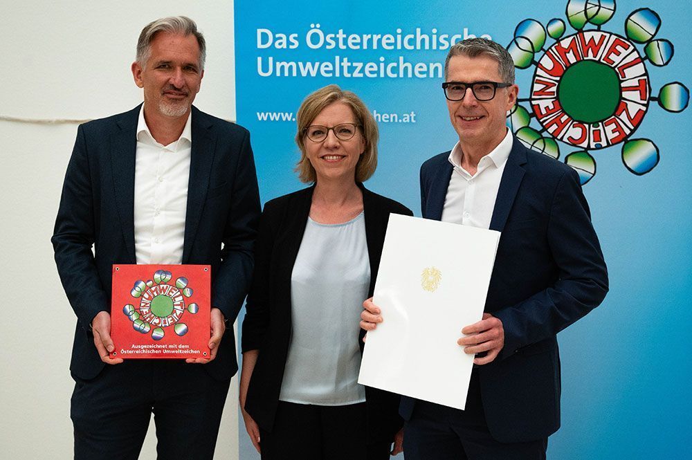 NATURKRAFT Managing Director Robert Luttenberger (left), Federal Minister Leonore Gewessler and NATURKRAFT Managing Director Leopold Wanzenböck (right) at the award ceremony for the Austrian Ecolabel. Photo credit: BMK/Viktoria Miess