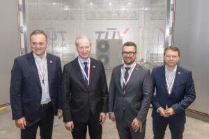Mit der Eröffnung der neuen Umweltsimulationsanlagen erweitert TÜV AUSTRIA seine Prüfkompetenz und unterstreicht seine Rolle als Innovationsführer in der Produktsicherheit. In acht hochmodernen, flexibel nutzbaren Klimakammern werden Maschinen, Geräte, Bauteile und Komponenten unter extremen Bedingungen getestet: (v.l.n.r.) Ing. Jochen Bognar, Leiter TÜV AUSTRIA Region Ost, Dr. Stefan Haas, CEO TÜV AUSTRIA Group, Ing. Günter Göttlich, Geschäftsführer TÜV AUSTRIA Region Österreich, DI Klaus Alberer, Leiter TÜV AUSTRIA Testing Center (C) Roland Rudolph, TÜV AUSTRIA